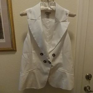 Cache white vest